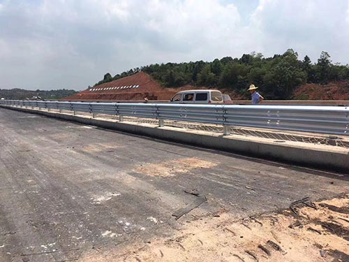 湖南眾志程交通設(shè)施有限公司,湖南波形護欄,高速防撞護欄